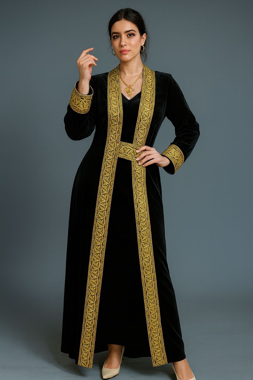 لبس يمني من قطعتين منقوش بشرائط من العسيب اليمني